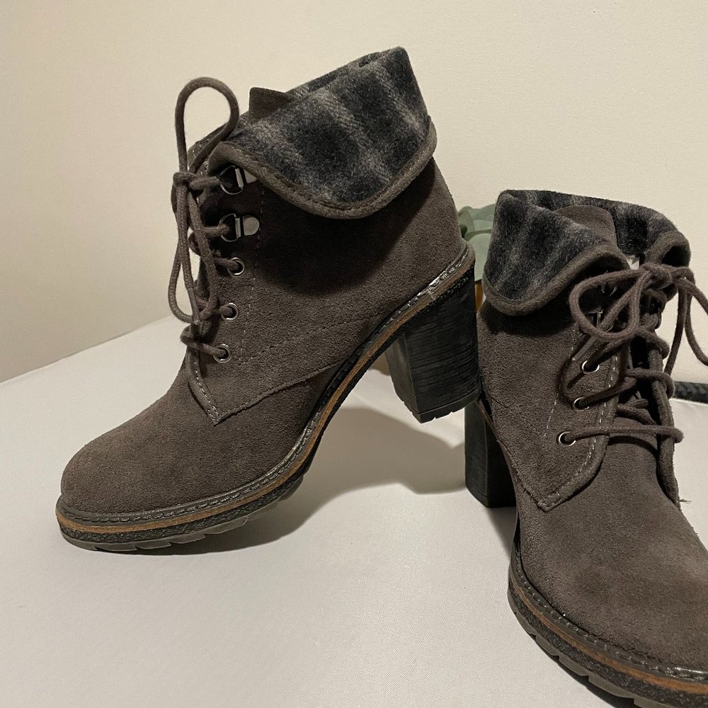 White Mountian Ankle Boots 6M Charcoal Suede Block Heel Lace Up Fold Over